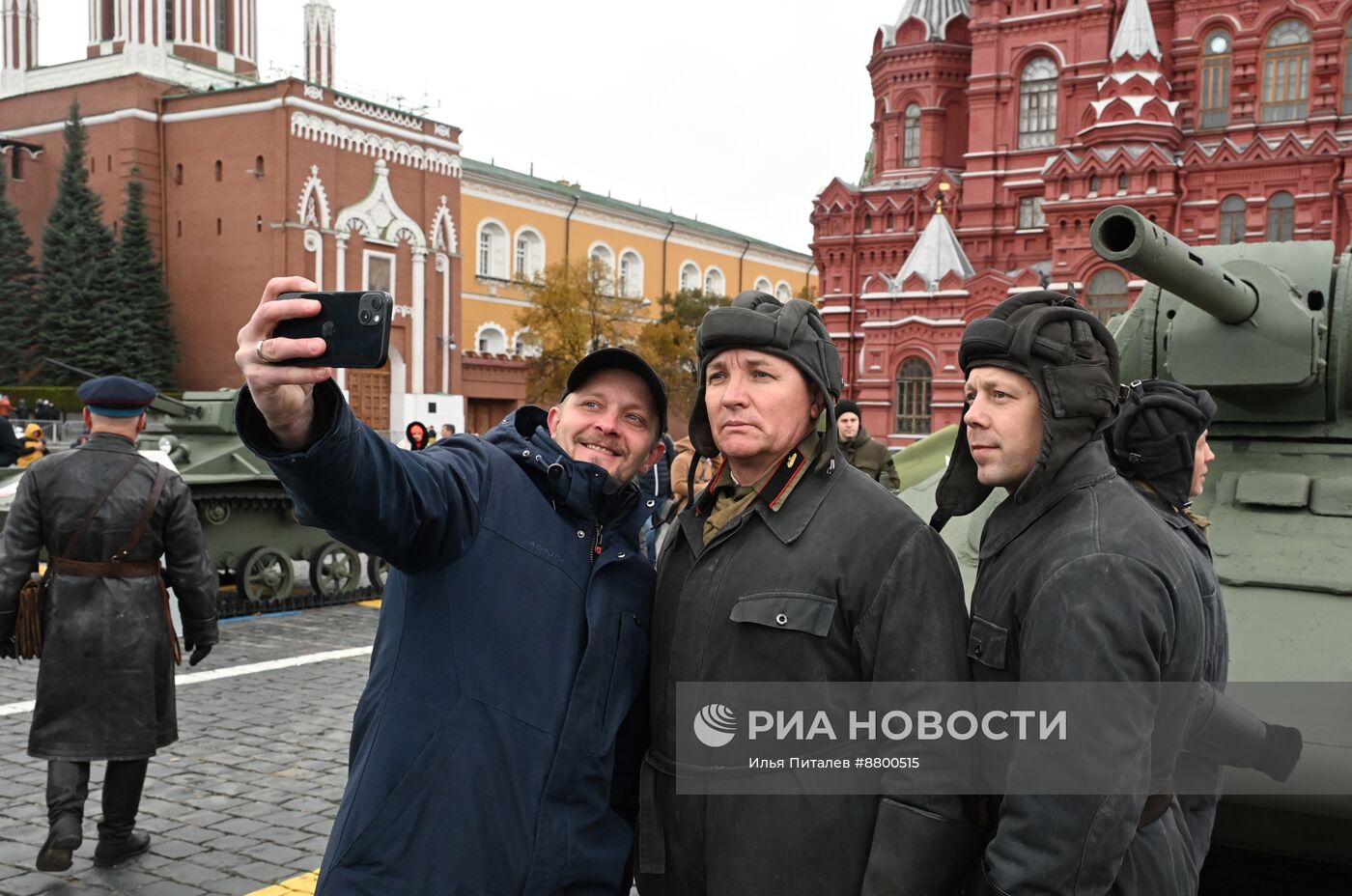 Музей под открытым небом в честь 83-й годовщины исторического военного парада на Красной площади