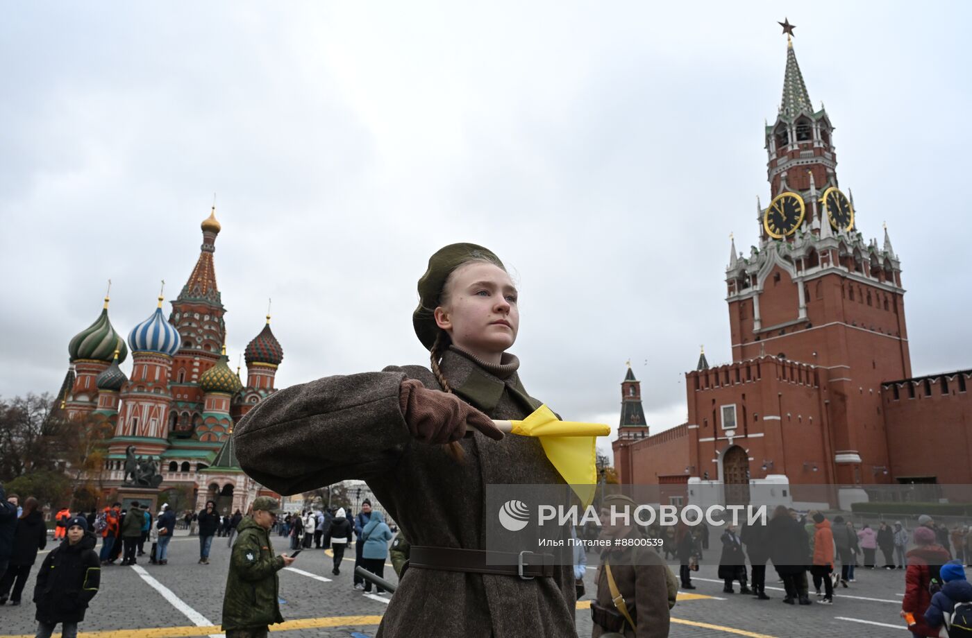 Музей под открытым небом в честь 83-й годовщины исторического военного парада на Красной площади