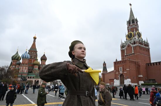 Музей под открытым небом в честь 83-й годовщины исторического военного парада на Красной площади