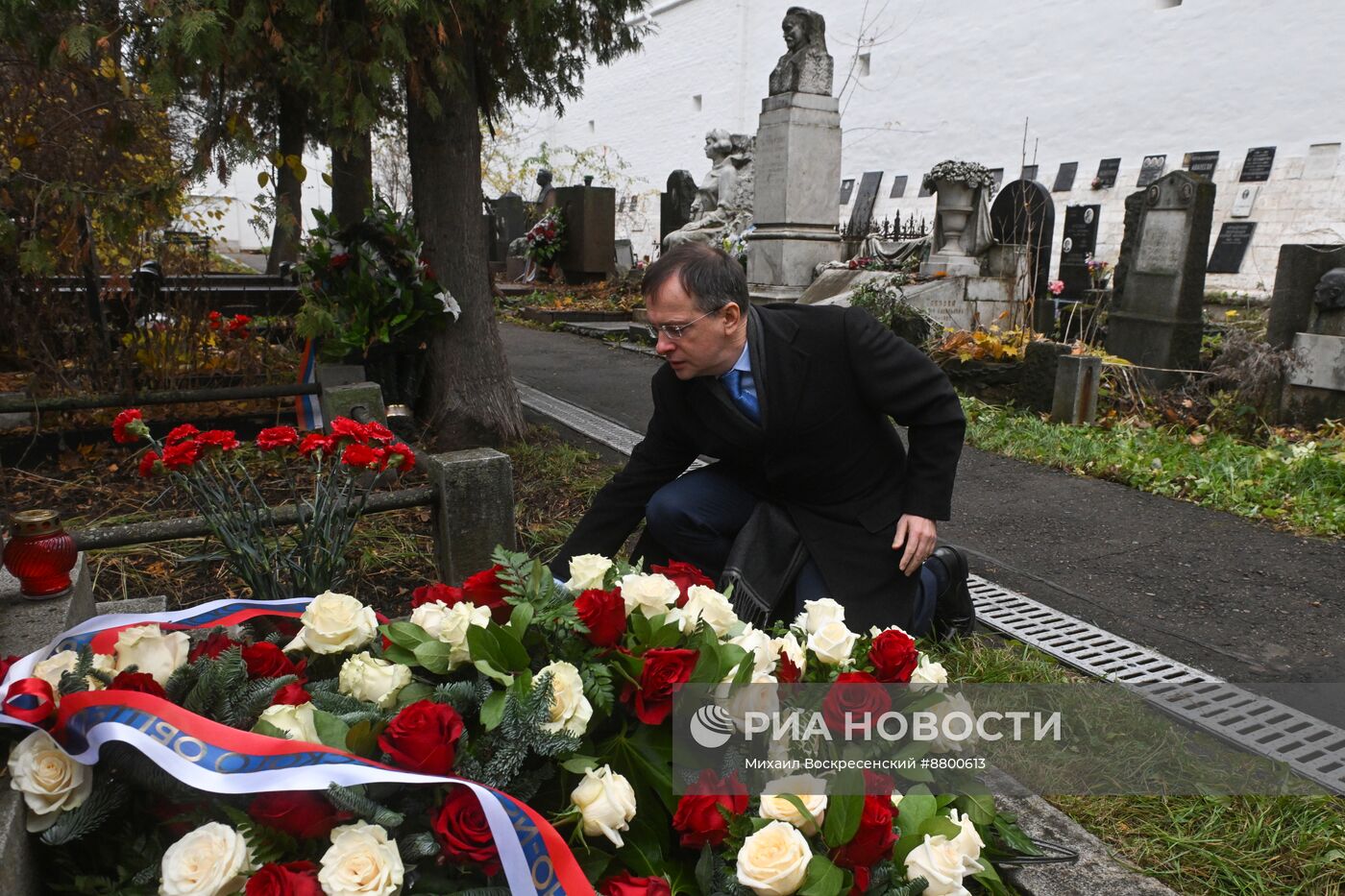 Возложение цветов к памятнику Е. Тарле на Новодевичьем кладбище