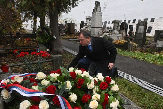 Возложение цветов к памятнику Е. Тарле на Новодевичьем кладбище