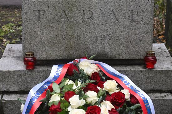 Возложение цветов к памятнику Е. Тарле на Новодевичьем кладбище