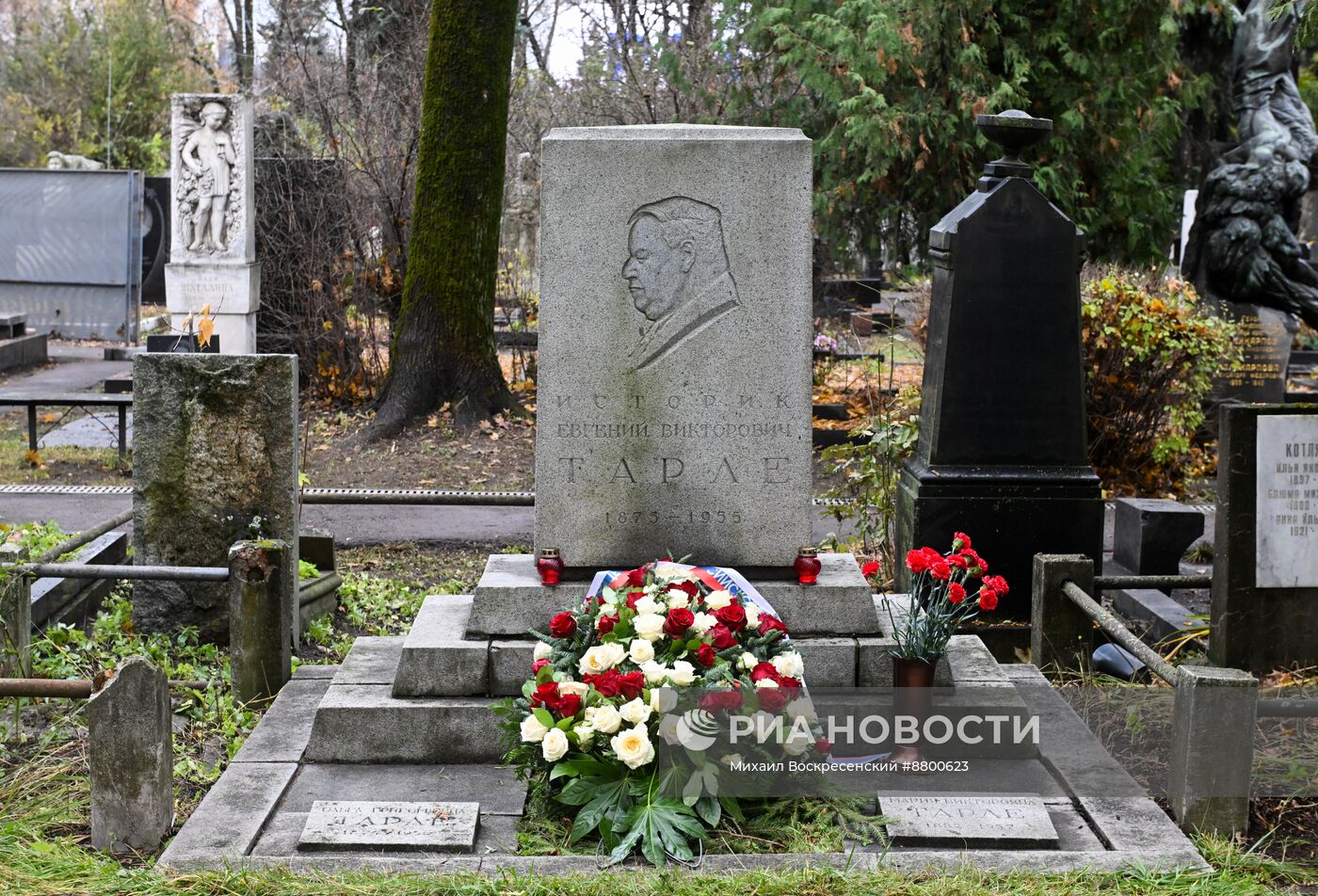 Возложение цветов к памятнику Е. Тарле на Новодевичьем кладбище