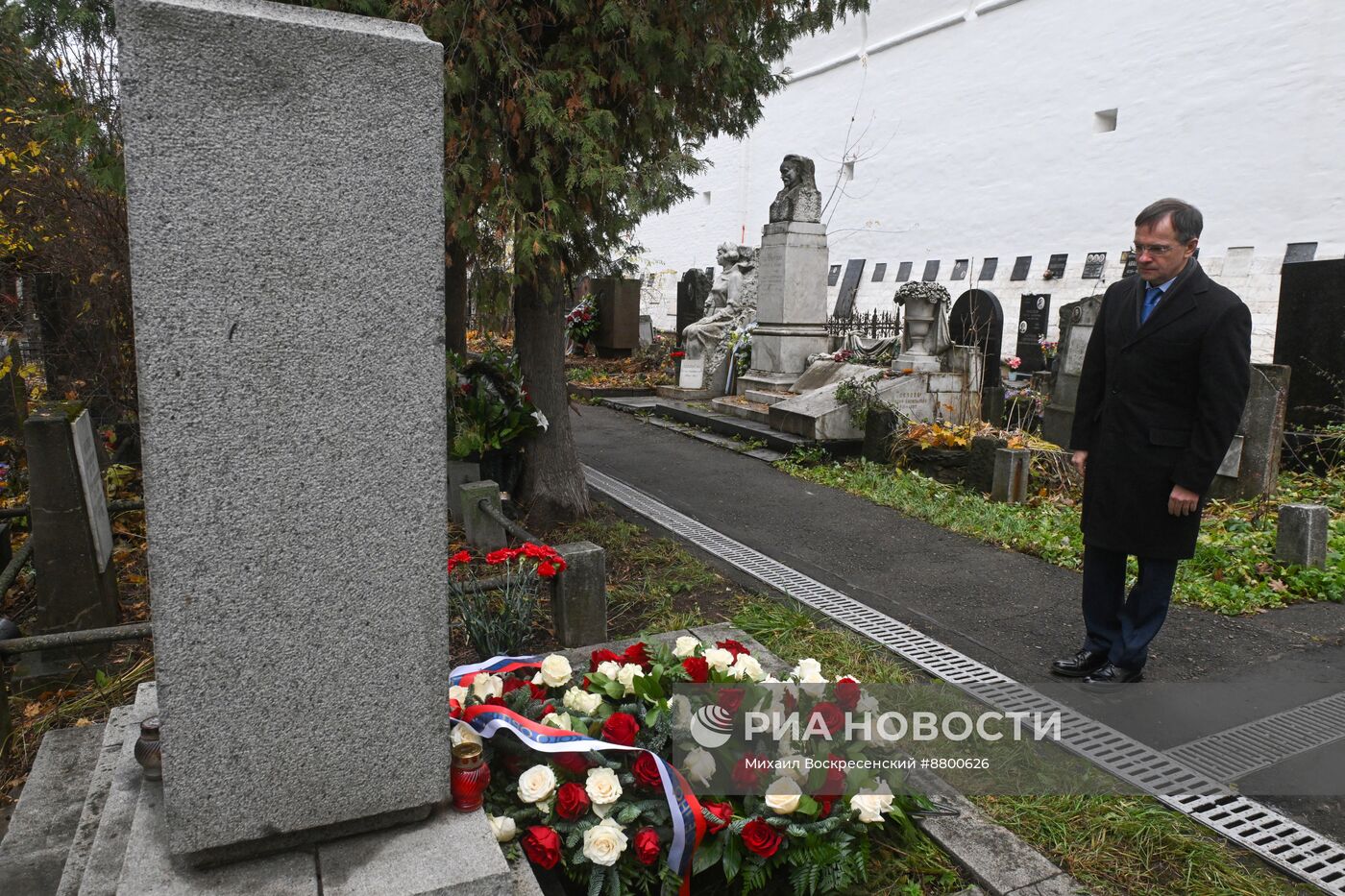 Возложение цветов к памятнику Е. Тарле на Новодевичьем кладбище