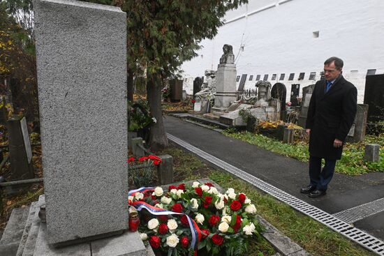 Возложение цветов к памятнику Е. Тарле на Новодевичьем кладбище