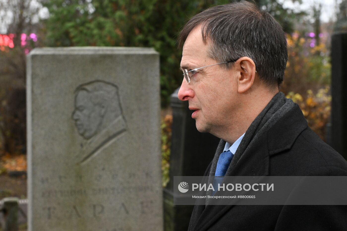 Возложение цветов к памятнику Е. Тарле на Новодевичьем кладбище