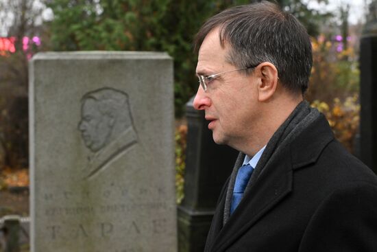 Возложение цветов к памятнику Е. Тарле на Новодевичьем кладбище