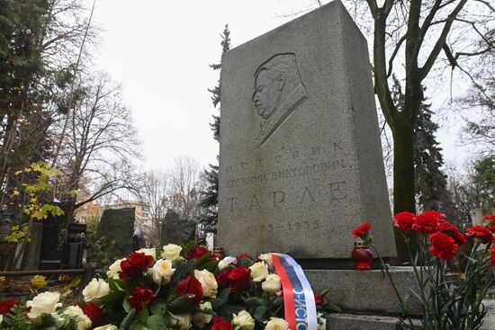 Возложение цветов к памятнику Е. Тарле на Новодевичьем кладбище