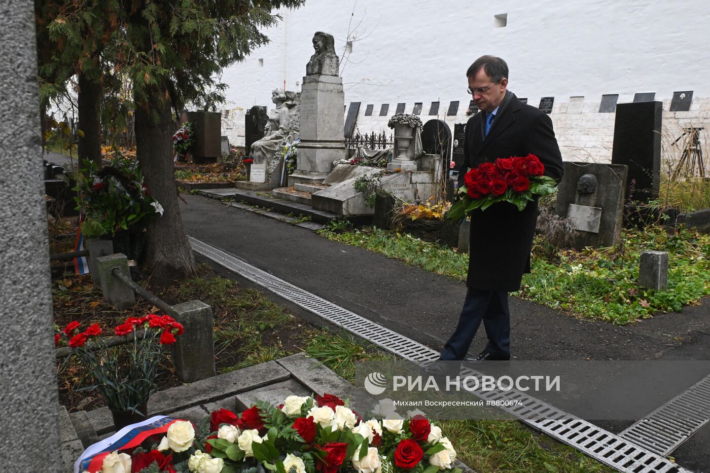 Возложение цветов к памятнику Е. Тарле на Новодевичьем кладбище