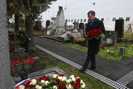 Возложение цветов к памятнику Е. Тарле на Новодевичьем кладбище