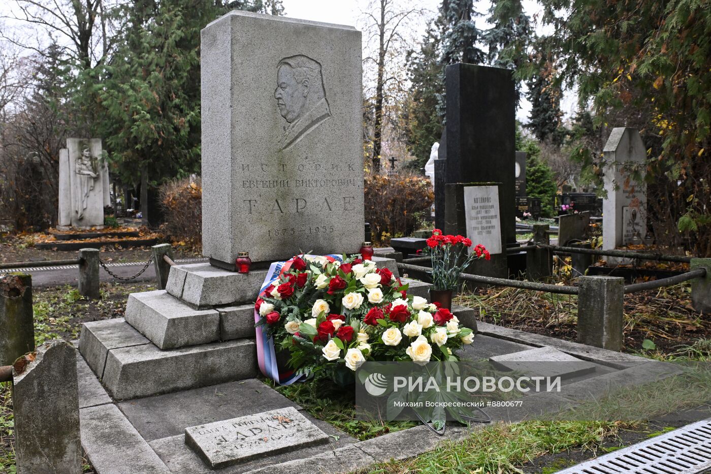 Возложение цветов к памятнику Е. Тарле на Новодевичьем кладбище