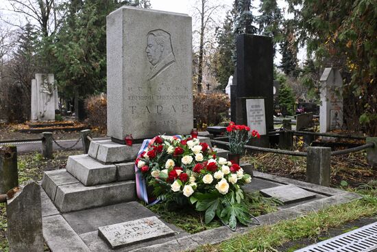 Возложение цветов к памятнику Е. Тарле на Новодевичьем кладбище