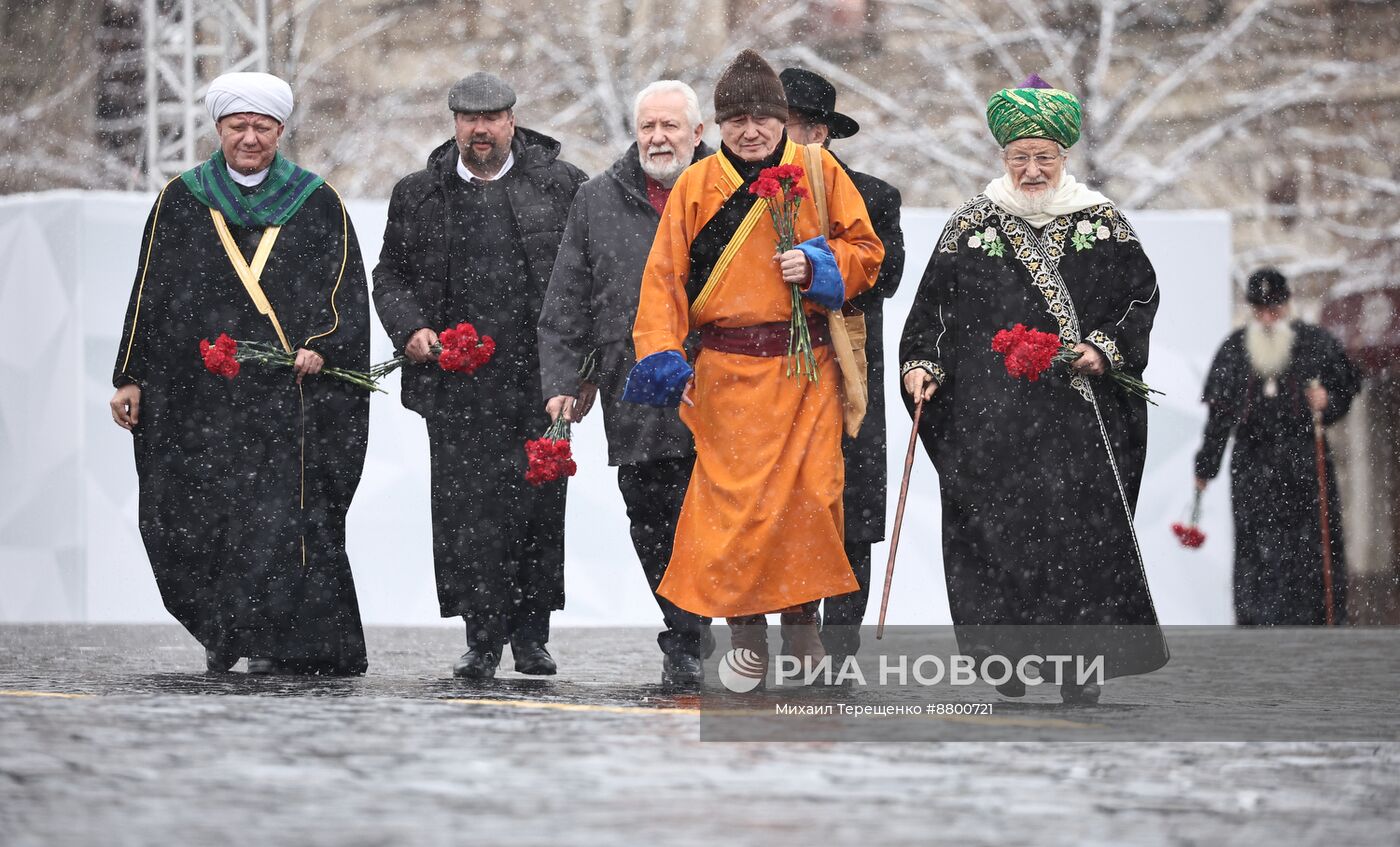 Президент Владимир Путин возложил цветы к памятнику К. Минину и Д. Пожарскому