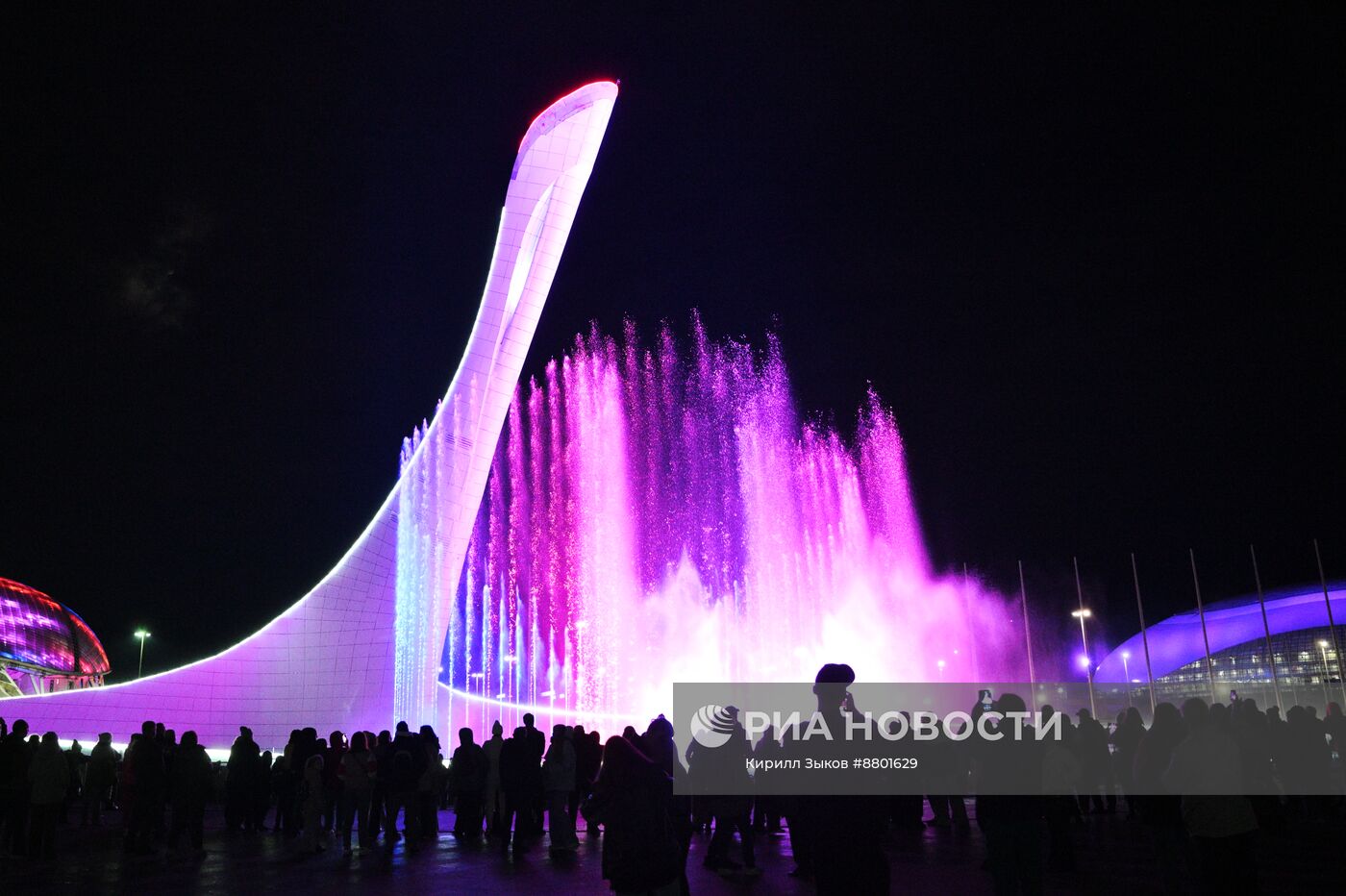 Шоу поющего фонтана в "Сириусе" в честь форума партнерства "Россия - Африка"