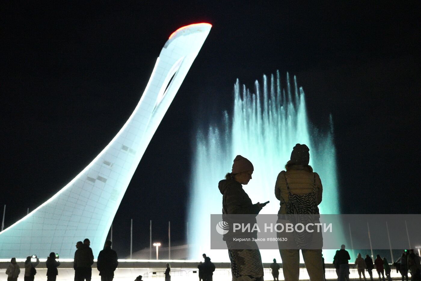 Шоу поющего фонтана в "Сириусе" в честь форума партнерства "Россия - Африка"