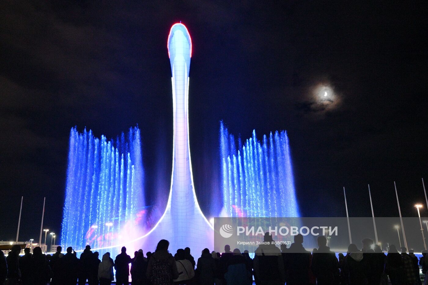 Шоу поющего фонтана в "Сириусе" в честь форума партнерства "Россия - Африка"