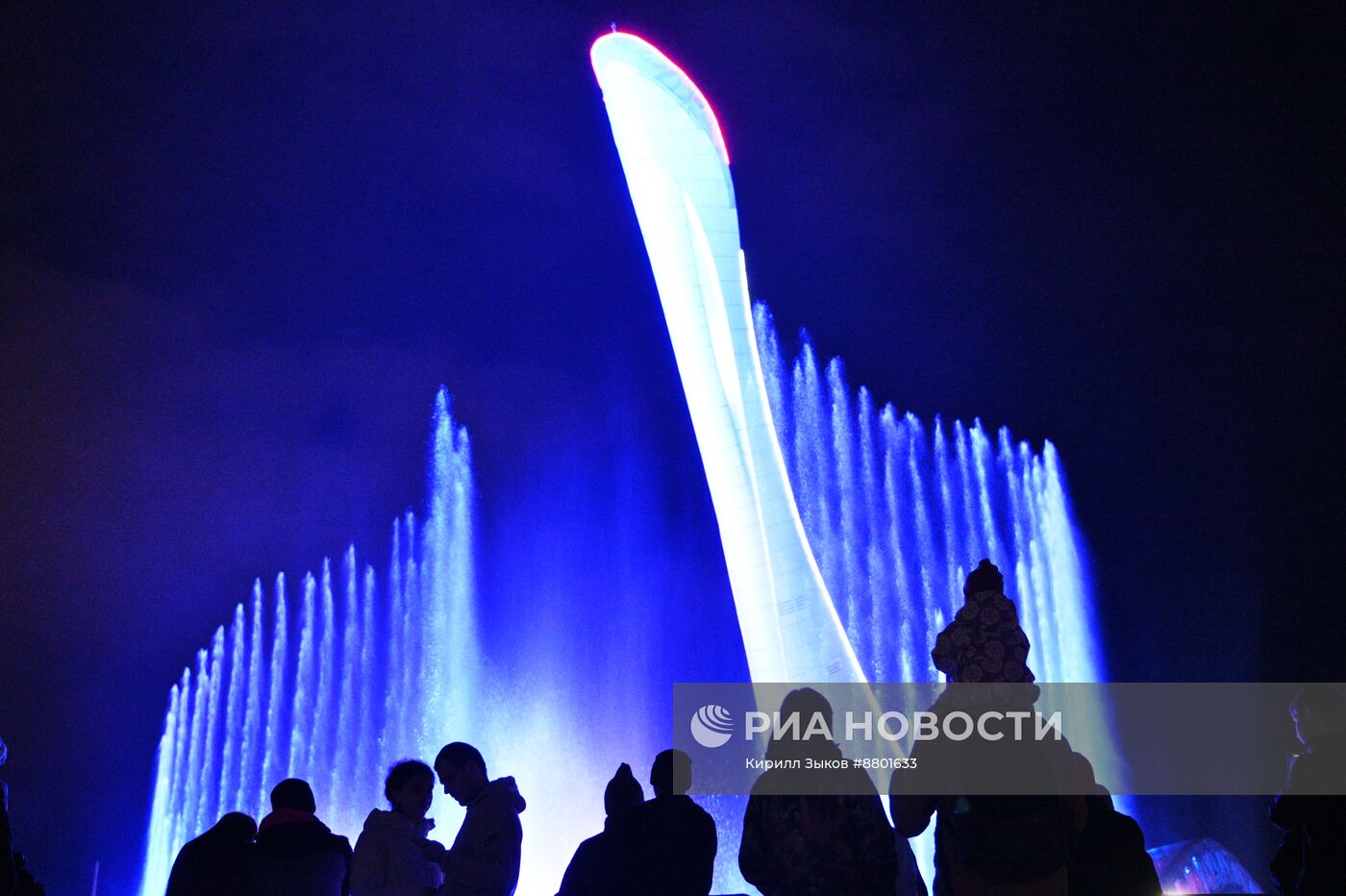 Шоу поющего фонтана в "Сириусе" в честь форума партнерства "Россия - Африка"