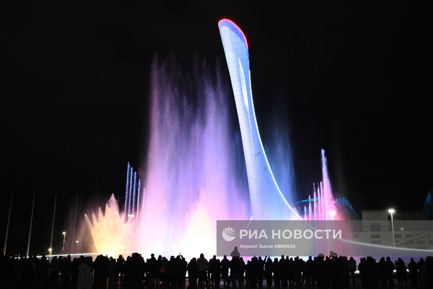 Шоу поющего фонтана в "Сириусе" в честь форума партнерства "Россия - Африка"