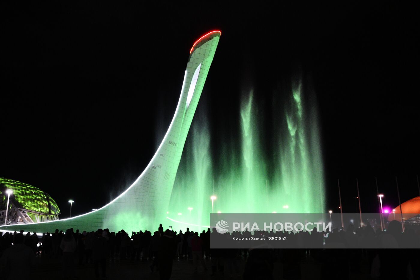 Шоу поющего фонтана в "Сириусе" в честь форума партнерства "Россия - Африка"
