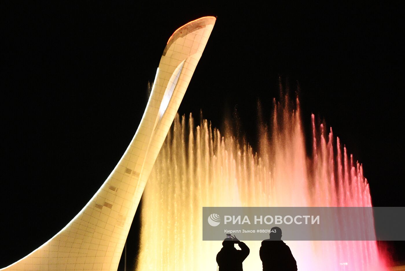 Шоу поющего фонтана в "Сириусе" в честь форума партнерства "Россия - Африка"