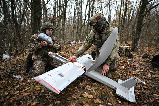 Операторы БПЛА самолетного типа "Молния-2" батальона спецминирования "Феникс" 