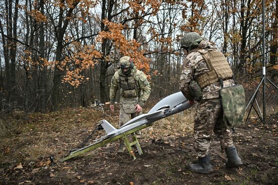 Операторы БПЛА самолетного типа "Молния-2" батальона спецминирования "Феникс" 