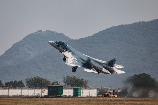 Международный аэрокосмический салон Airshow China 2024