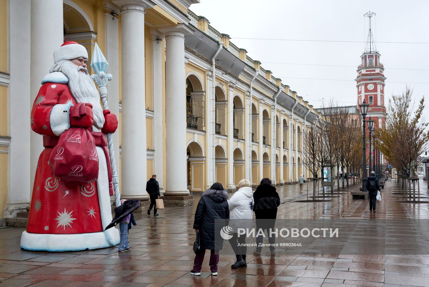 В Санкт-Петербурге установили статую Деда Мороза у Гостиного двора