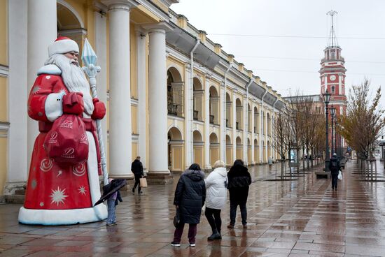 В Санкт-Петербурге установили статую Деда Мороза у Гостиного двора