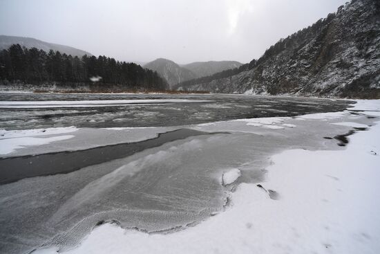 Ледостав на реке Мане в Красноярском крае