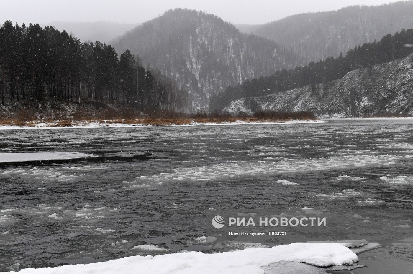 Ледостав на реке Мане в Красноярском крае