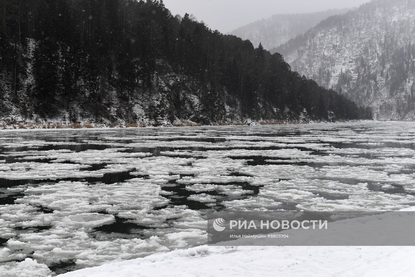 Ледостав на реке Мане в Красноярском крае