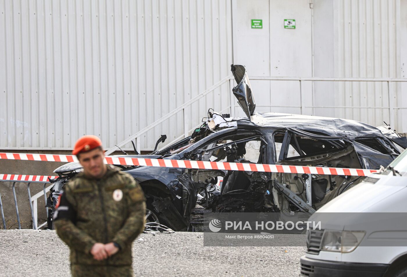 Обстановка на месте взрыва автомобиля в Севастополе