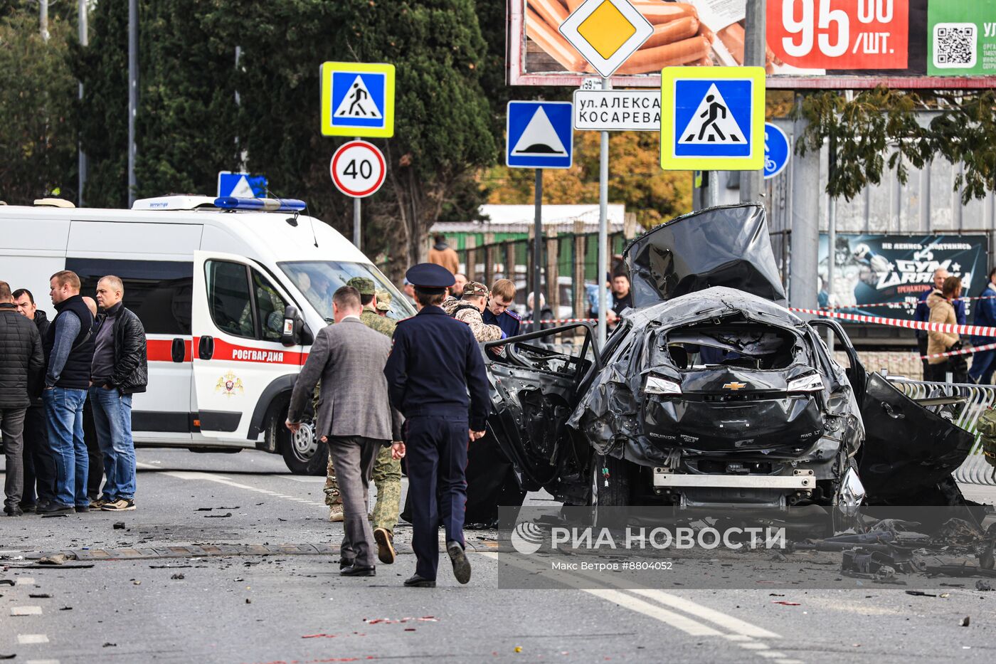 Обстановка на месте взрыва автомобиля в Севастополе