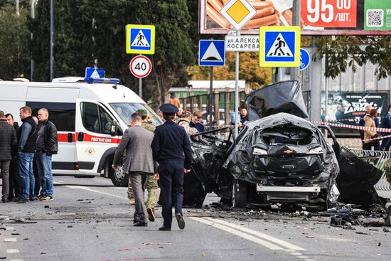 Обстановка на месте взрыва автомобиля в Севастополе