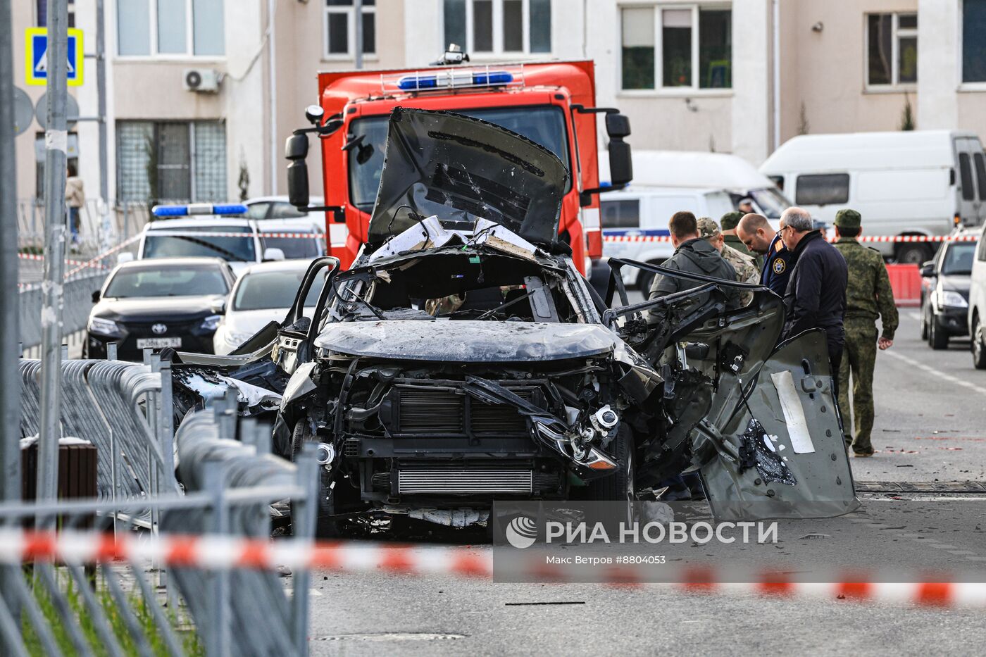 Обстановка на месте взрыва автомобиля в Севастополе