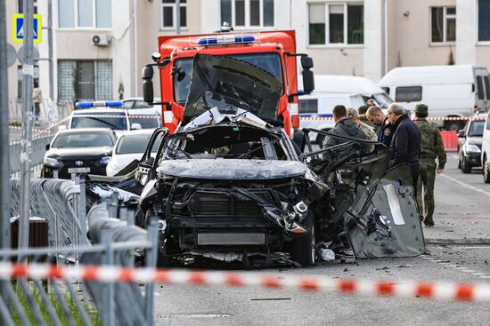 Обстановка на месте взрыва автомобиля в Севастополе