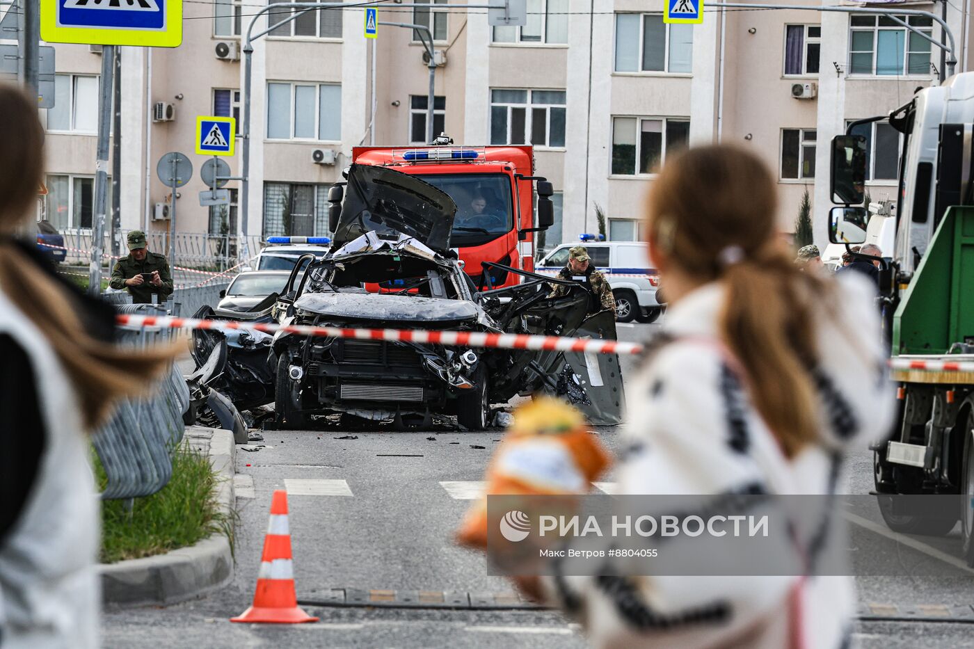 Обстановка на месте взрыва автомобиля в Севастополе