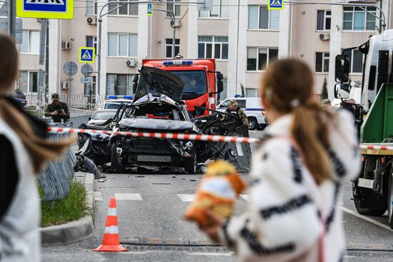 Обстановка на месте взрыва автомобиля в Севастополе