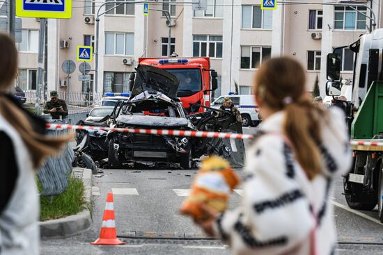 Обстановка на месте взрыва автомобиля в Севастополе