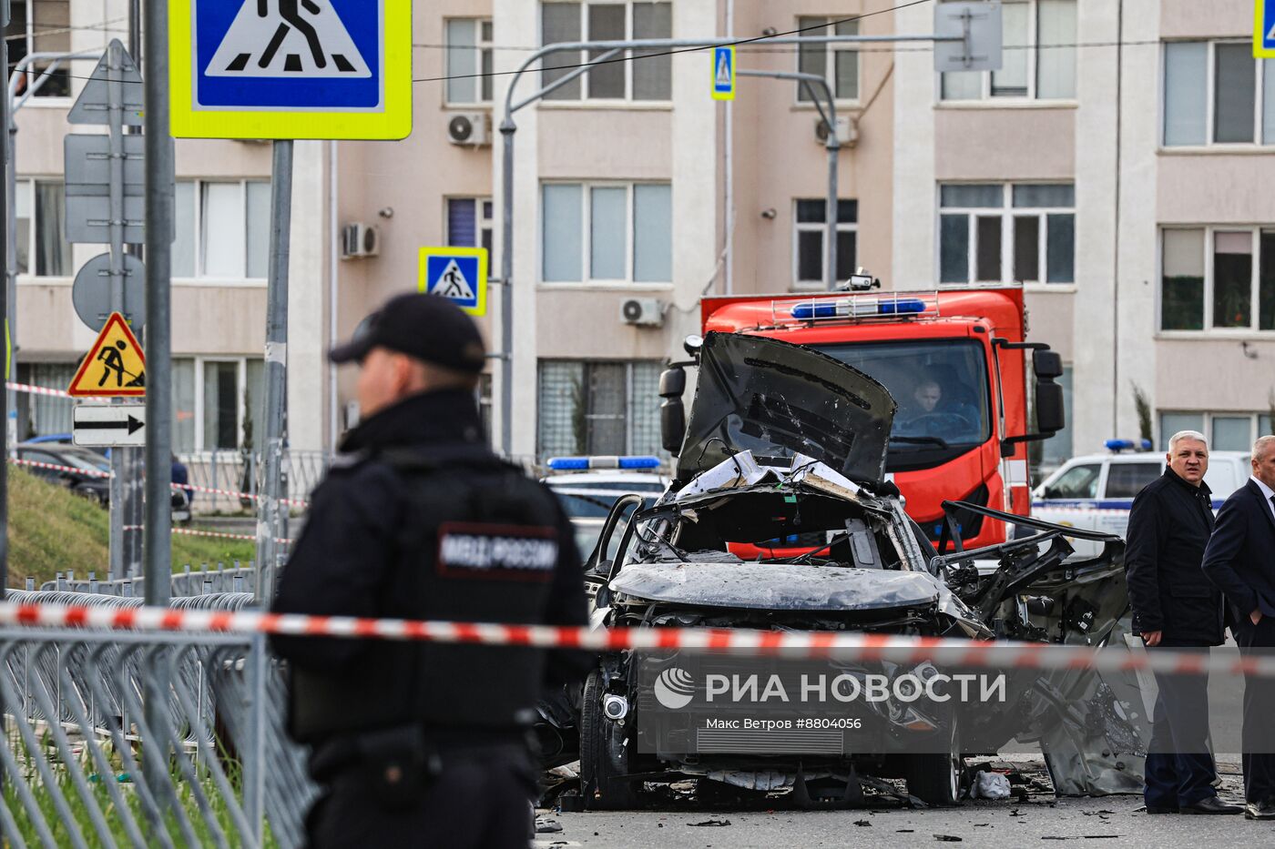 Обстановка на месте взрыва автомобиля в Севастополе