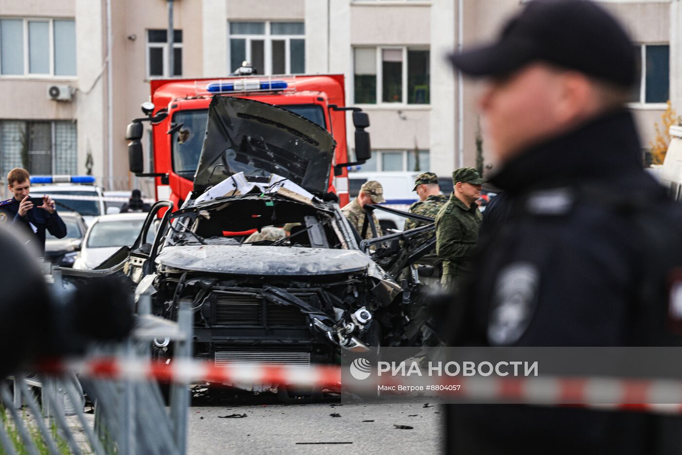 Обстановка на месте взрыва автомобиля в Севастополе