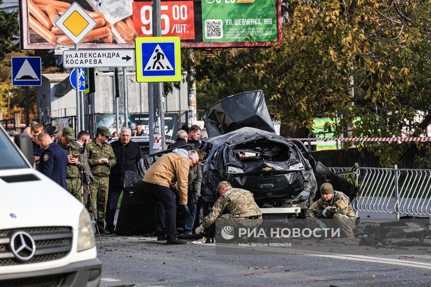 Обстановка на месте взрыва автомобиля в Севастополе