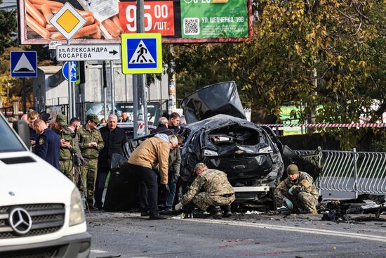 Обстановка на месте взрыва автомобиля в Севастополе