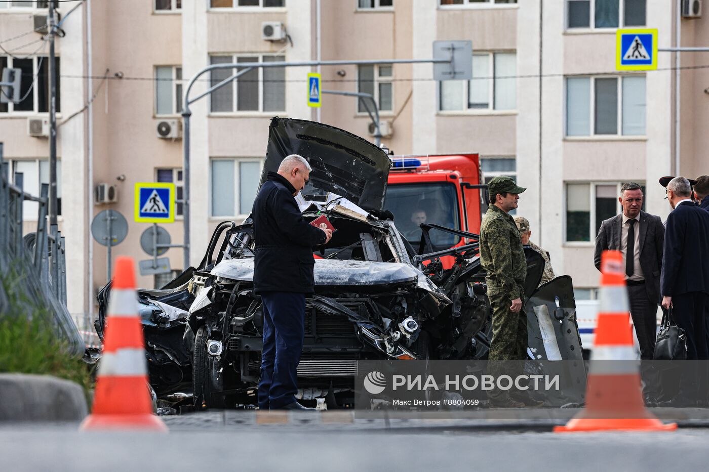 Обстановка на месте взрыва автомобиля в Севастополе