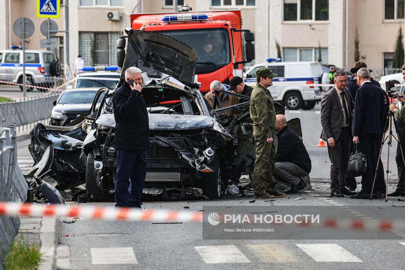 Обстановка на месте взрыва автомобиля в Севастополе