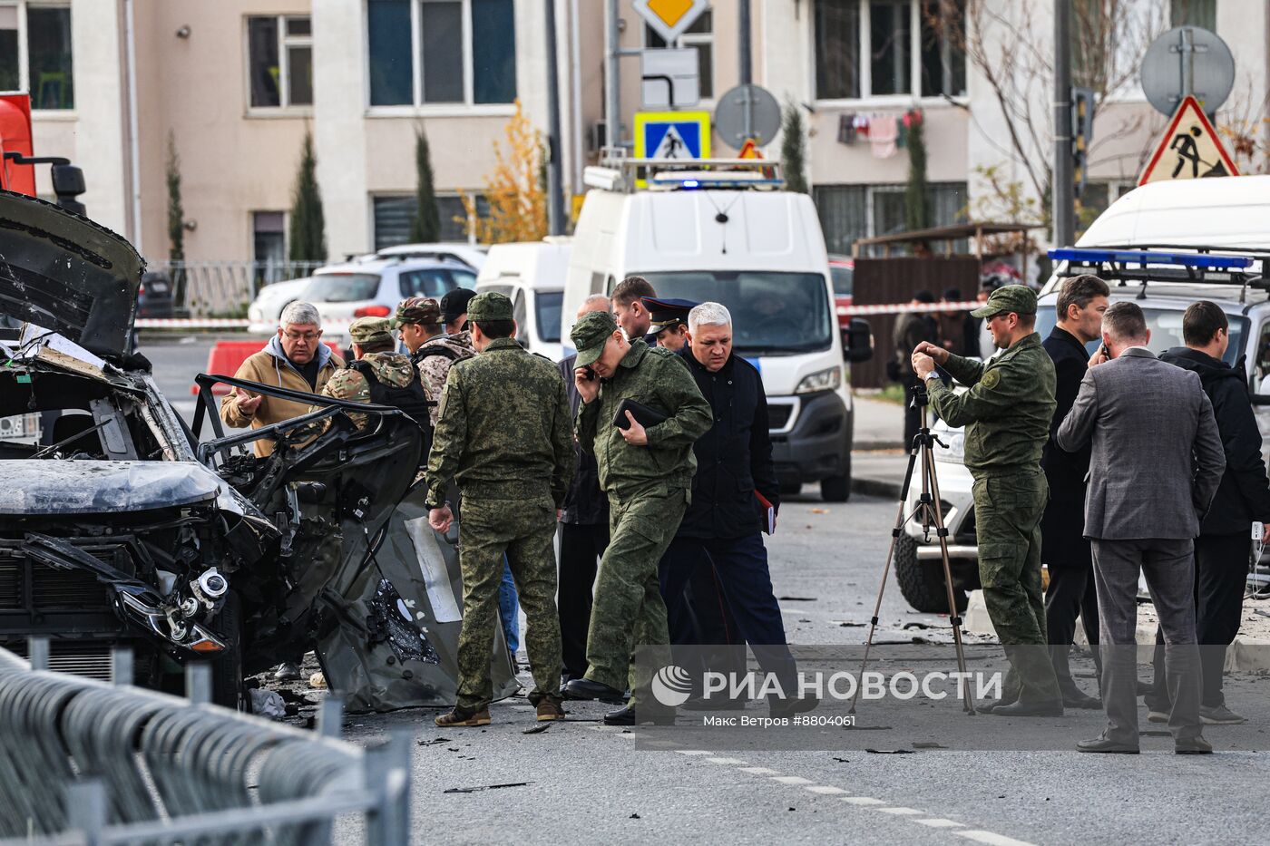 Обстановка на месте взрыва автомобиля в Севастополе