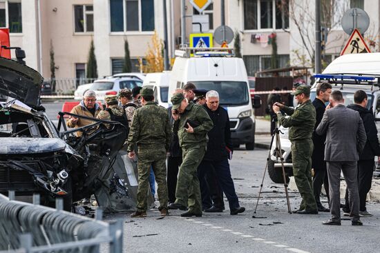 Обстановка на месте взрыва автомобиля в Севастополе