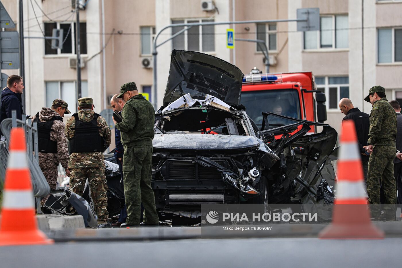 Обстановка на месте взрыва автомобиля в Севастополе