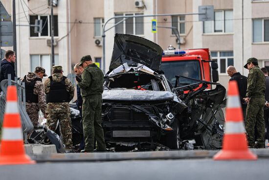 Обстановка на месте взрыва автомобиля в Севастополе